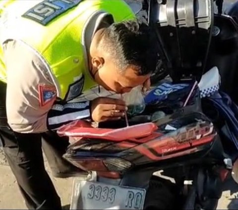 Viral Police Action Helping a Woman Rider Is Impressive, Even Sucking Her Motorcycle's Gasoline