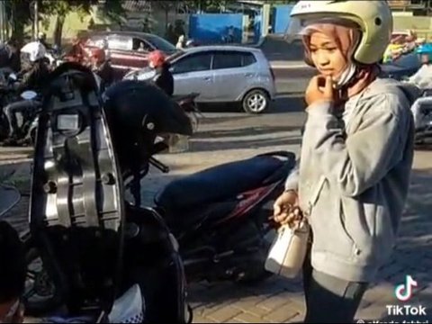 Viral Police Action Helping a Woman Rider Is Impressive, Even Sucking Her Motorcycle's Gasoline