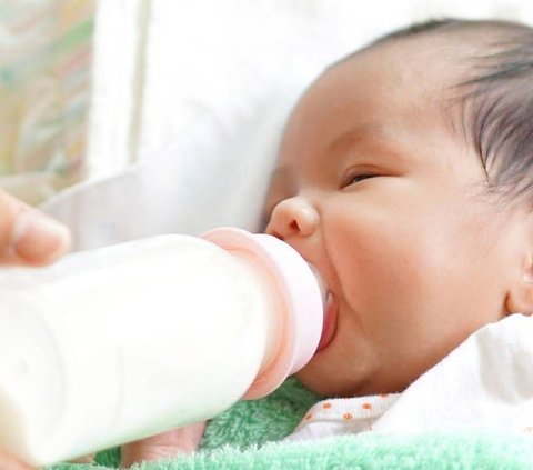 Campur ASI dan Susu Formula dalam Botol yang Sama, Amankah?