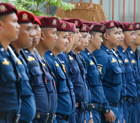 Barisan pengamanan pun disiapkan KPU guna  menciptakan suasana tertib, aman dan nyaman selama pengiringan bakal capres dan cawapres yang tiba mendaftar di kantor KPU RI.