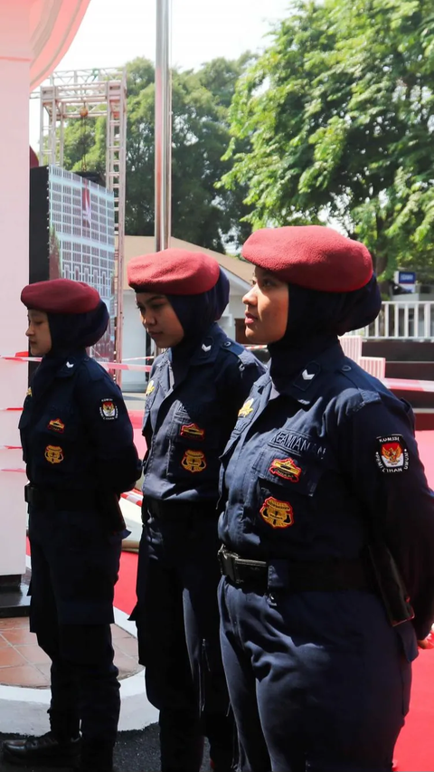 Petugas Komisi Pemilihan Umum (KPU) saat mengikuti apel kegiatan gladi bersih pendaftaran calon presiden dan calon wakil presiden di Kantor KPU, Jakarta, Rabu (18/10/2023).