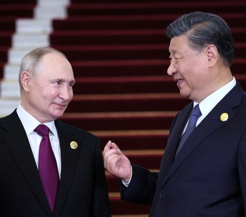 Senyum merekah di wajah Presiden Rusia Vladimir Putin dan Presiden China Xi Jinping ketika keduanya bertemu dalam Belt and Road Forum di Beijing, China, pada 17 Oktober 2023.