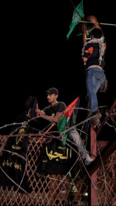Kecam Serangan Israel di RS Gaza, Massa Kepung Kedubes AS di Lebanon, Kibarkan Bendera Palestina