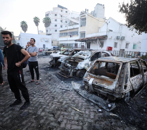 Kecam Serangan Isarel di RS Gaza, Massa Kepung Kedubes AS di Lebanon, Kibarkan Bendera Palestina