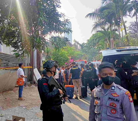 Ledakan tersebut memicu kerumunan warga. Setelah itu, warga melapor ke Polsek Setiabudi Jakarta Selatan. Setelah ledakan, tukang inisial A ditemukan tewas di lokasi.