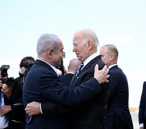 Presiden Amerika Serikat Joe Biden tiba di Bandara Ben Gurion, Tel Aviv, Israel, Rabu (18/10/2023). Kedatangannya langsung disambut oleh pelukan erat PM Israel Benjamin Netanyahu dan Presiden Israel Isaac Herzog.