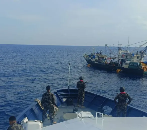 KKP Tangkap Kapal Asing Berbendera Filipina Illegal Fishing di Laut Sulawesi