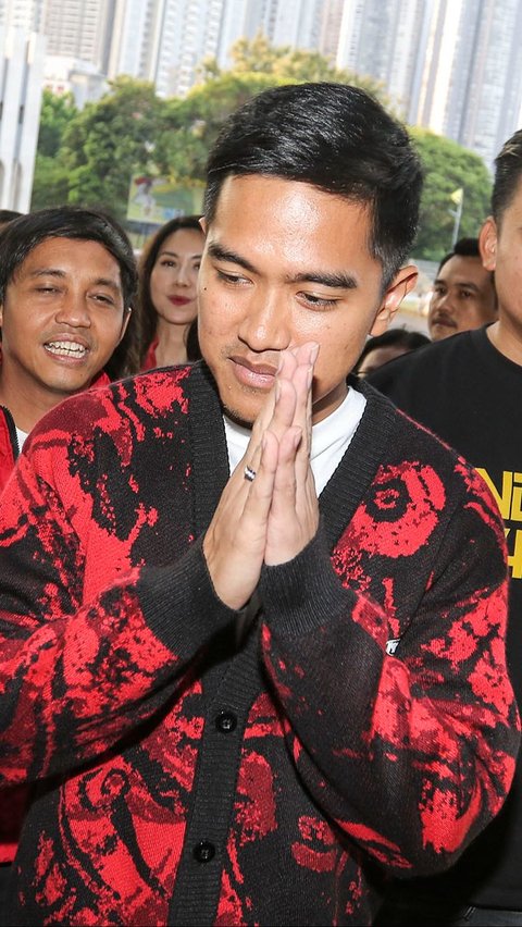 Kaesang Pangarep tiba di lokasi sekitar pukul 16.58 WIB. Dia mengenakan kaos putih dibalut jaket varsity bercorak merah hitam.