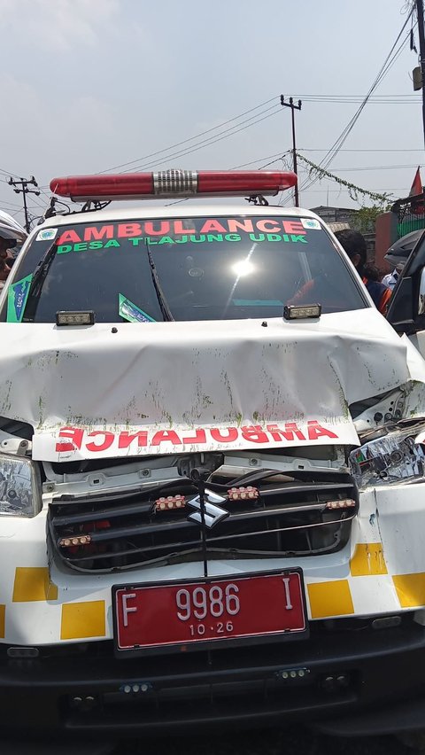 Pasien ODGJ Ngamuk Pukuli Keluarga & Satpol PP, Lalu Kabur Ambulans yang Ditinggal Sopir<br>