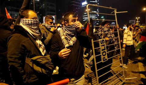 Aksi unjuk rasa pro-Palestina berujung ricuh setelah aparat kepolisian berupaya membubarkan para demonstran. <br>