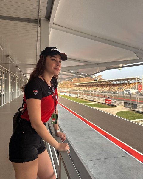 OOTD Simple Natasha Ryder Saat Nonton MotoGP