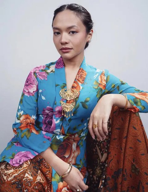 Amel Carla Memesona dengan Kebaya, Wow!