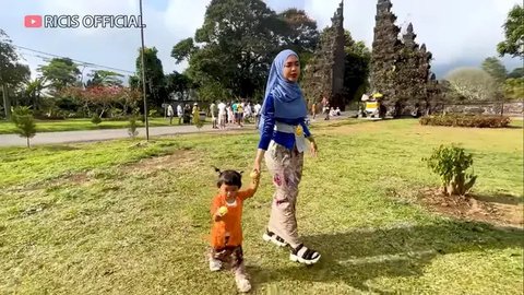 7 Potret Moana Anak Ria RIcis Kenakan Kebaya, Lucu dan Makin Menggemaskan