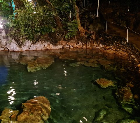 Relaxing at Maquinit Hot Springs while Traveling in Coron City
