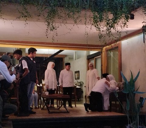 Anies-Cak Imin Sungkeman dan Minta Doa Restu Ibunda Sebelum Daftar ke KPU