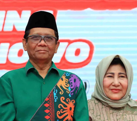 Minta Doa dan Restu, Sebelum Pengumuman Bakal Cawapres Mahfud MD Menemui dan Sungkem ke Ibu di Jawa Timur