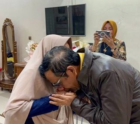 Minta Doa dan Restu, Sebelum Pengumuman Bakal Cawapres Mahfud MD Menemui dan Sungkem ke Ibu di Jawa Timur