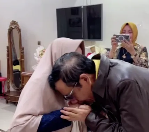 Minta Doa dan Restu, Sebelum Pengumuman Bakal Cawapres Mahfud MD Menemui dan Sungkem ke Ibu di Jawa Timur