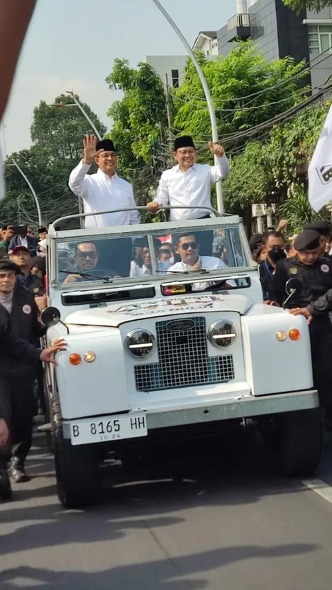 Gaya Kompak Anies - Muhaimin Kenakan Kemeja Putih saat Diarak ke KPU