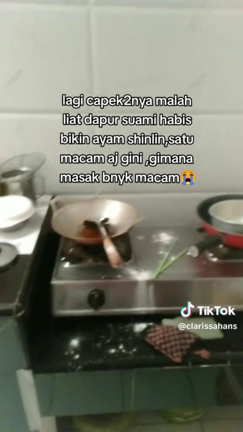 Dari caption di unggahannya, ia bahkan mengaku lebih memilih suaminya hobi bermain game daripada hobi memasak.