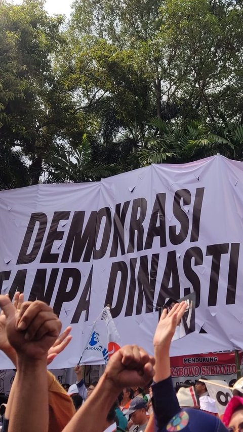 Anies-Cak Imin Lewat Depan Rumah Pemenangan Prabowo Menuju KPU, Terbentang Spanduk 'Demokrasi Tanpa Dinasti'