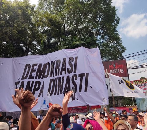 Anies-Cak Imin Lewat Depan Rumah Pemenangan Prabowo, Terbentang Spanduk 'Demokrasi Tanpa Dinasti'