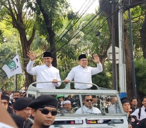 Anies-Cak Imin Lewat Depan Rumah Pemenangan Prabowo, Terbentang Spanduk 'Demokrasi Tanpa Dinasti'
