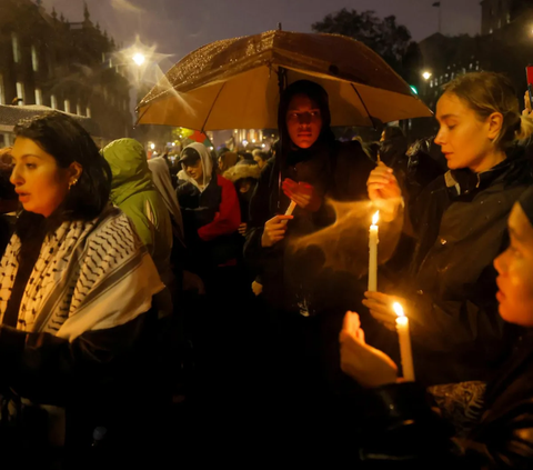 FOTO: London Bersujud Merasakan Penderitaan Warga Palestina Setelah Pengeboman Rumah Sakit Gaza Oleh Israel