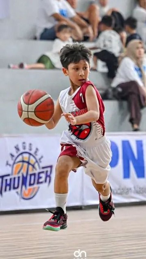 9 Potret Gio Anak Bungsu Vincent Rompies Saat Main Basket, Keren Sejak Dini!