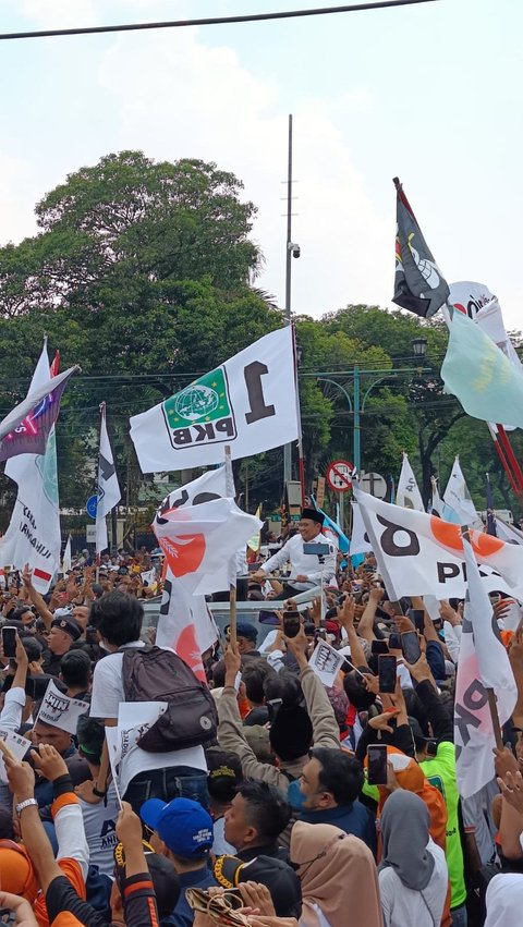 Begini Situasi di Pintu masuk KPU Saat Anies Cak Imin Tiba, Massa Dorong-dorongan dengan Polisi