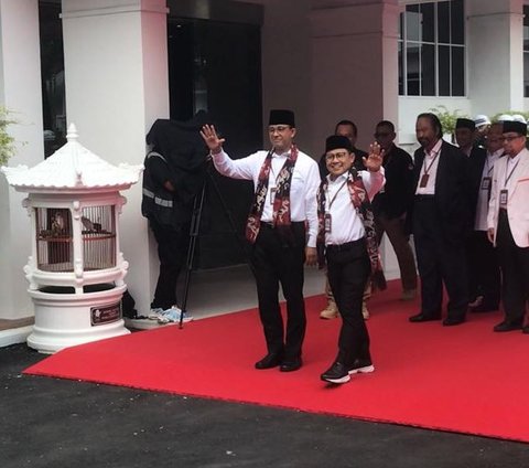 Begini Situasi di Pintu masuk KPU Saat Anies Cak Imin Tiba, Massa Dorong-dorongan dengan Polisi