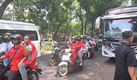 Berdasarkan pantauan merdeka.com di Teuku Umar, sekitar pukul 09.37 WIB, sejumlah relawan mulai melintas dengan berpakaian bernuansa merah.<br>