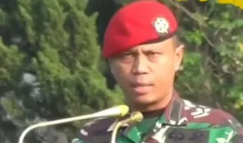 Mengenakan seragam TNI dan baret merah, Wahyo berbicara dengan tegas dan penuh makna di hadapan prajurit.