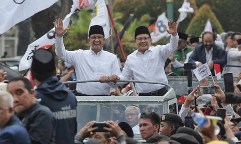 FOTO: Momen Anies Baswedan dan Cak Imin Naik Mobil Jip Terbuka Diantar 20.000 Pendukung Daftar Capres dan Cawapres ke KPU