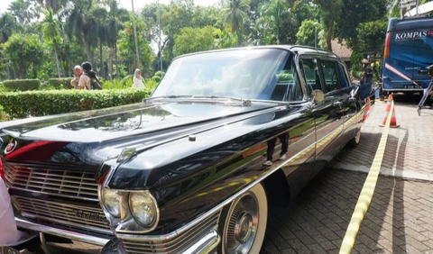 Ganjar-Mahfud ke KPU Naik Mobil Dinas RI-1 Presiden Soekarno<br>