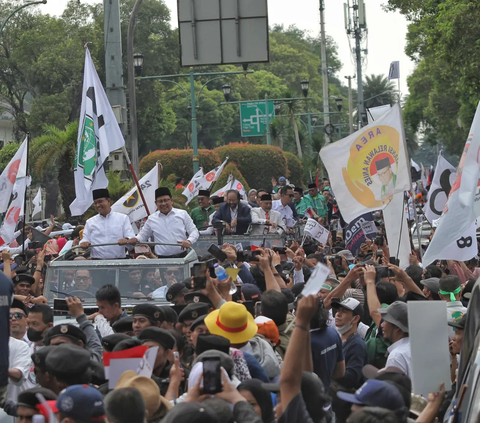 FOTO: Momen Anies Baswedan dan Cak Imin Naik Mobil Jip Terbuka Diantar 20.000 Pendukung Daftar Capres dan Cawapres ke KPU