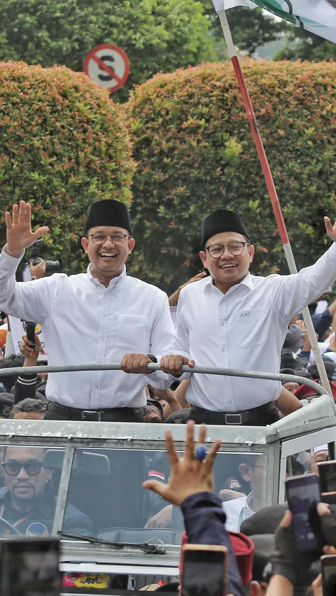 Sambil menyapa para pendukungnya, kedua pasangan tersebut tampil dalam balutan kemeja putih, celana panjang dan peci hitam saat menuju ke KPU RI.