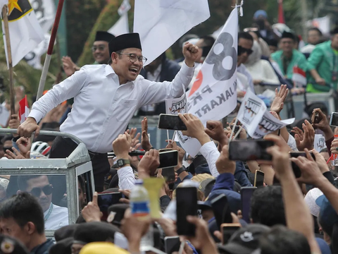 FOTO: Momen Anies Baswedan dan Cak Imin Naik Mobil Jip Terbuka Diantar 20.000 Pendukung Daftar Capres dan Cawapres ke KPU