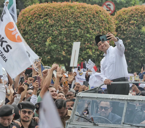 FOTO: Momen Anies Baswedan dan Cak Imin Naik Mobil Jip Terbuka Diantar 20.000 Pendukung Daftar Capres dan Cawapres ke KPU