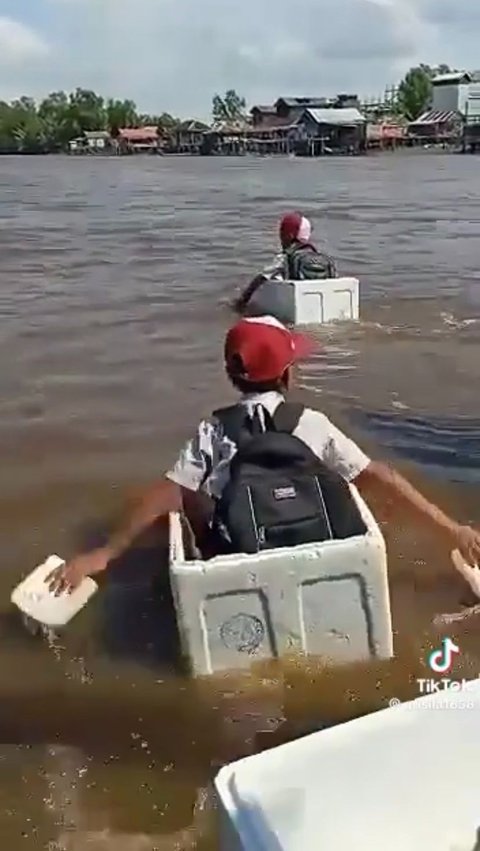 Masih Mengeluh Sekolah Jauh? Lihat Siswa SD Ini, Sebrangi Sungai Pakai Styrofoam demi Masuk Kelas Tepat Waktu