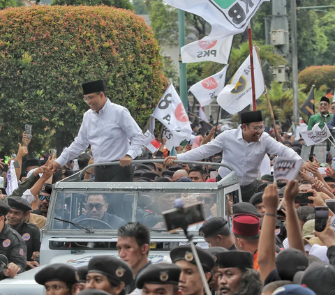 FOTO: Momen Anies Baswedan dan Cak Imin Naik Mobil Jip Terbuka Diantar 20.000 Pendukung Daftar Capres dan Cawapres ke KPU