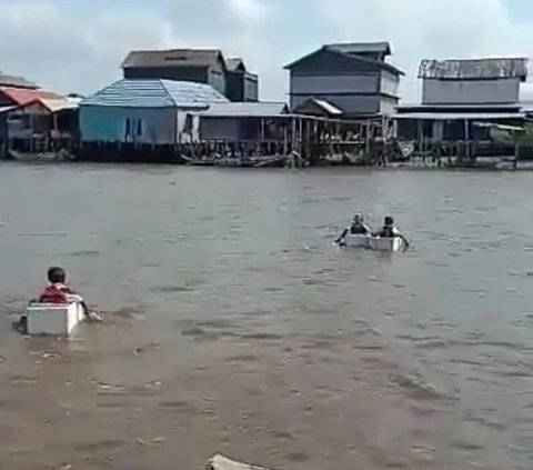 Masih Mengeluh Sekolah Jauh? Lihat Siswa SD Ini, Sebrangi Sungai Pakai Styrofoam demi Masuk Kelas Tepat Waktu