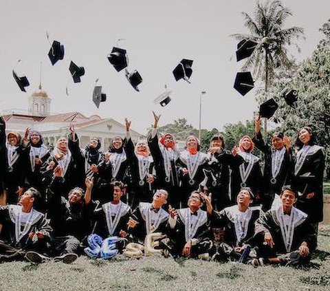 Masih Mengeluh Sekolah Jauh? Lihat Siswa SD Ini, Sebrangi Sungai Pakai Styrofoam demi Masuk Kelas Tepat Waktu