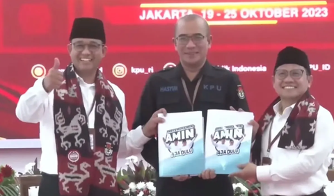 Pendaftaran itu diikuti dengan penyerahan logo simbolik bertuliskan AMIN ke Ketua KPU Hasyim Asy'ari.<br>