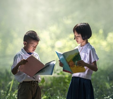 Masih Mengeluh Sekolah Jauh? Lihat Siswa SD Ini, Sebrangi Sungai Pakai Styrofoam demi Masuk Kelas Tepat Waktu