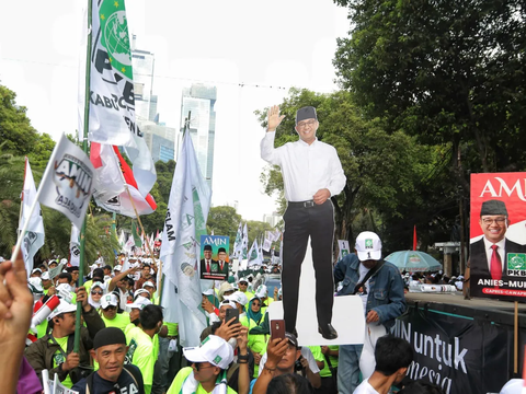 FOTO: Momen Anies Baswedan dan Cak Imin Naik Mobil Jip Terbuka Diantar 20.000 Pendukung Daftar Capres dan Cawapres ke KPU