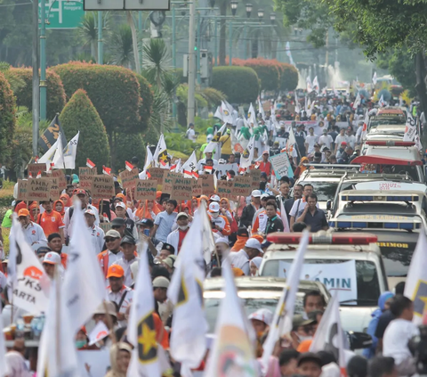 FOTO: Momen Anies Baswedan dan Cak Imin Naik Mobil Jip Terbuka Diantar 20.000 Pendukung Daftar Capres dan Cawapres ke KPU