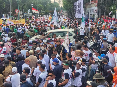 FOTO: Momen Anies Baswedan dan Cak Imin Naik Mobil Jip Terbuka Diantar 20.000 Pendukung Daftar Capres dan Cawapres ke KPU