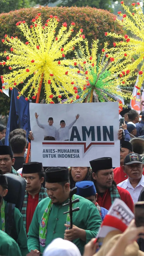 Relawan dan simpatisan saat menyambut kedatangan pasangan bacapres dan bacawapres <br>Anies Baswedan dan Muhaimin Iskandar di Gedung KPU RI, Jakarta, Kamis (19/10/2023).