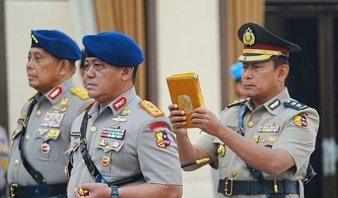 Upacara pelantikan dipimpin langsung oleh Kapolri dan diikuti sejumlah pejabat utama (PJU) Polri di Mabes Polri, Jakarta.